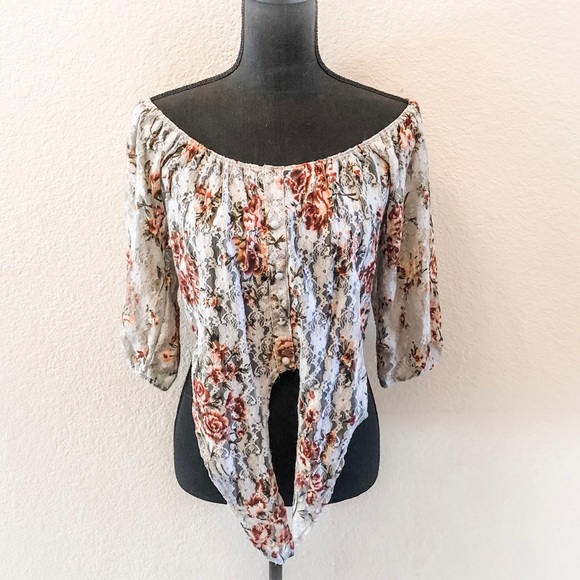 Faux Button Down Floral Lace Crop Top - Picture 2 of 4
